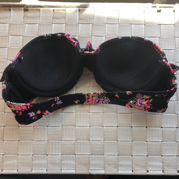 Victoria’s Secret ruffled and cheeky bikini - Picture 4 of 7